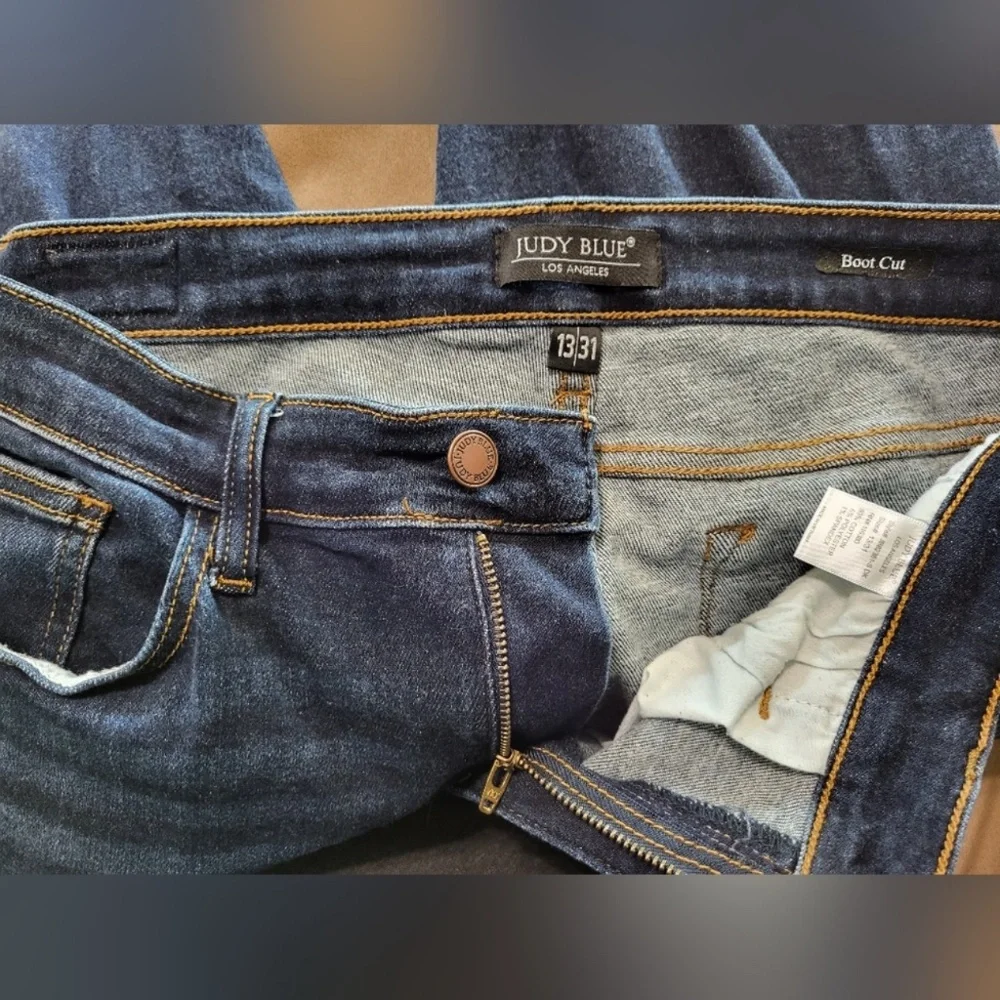 Judy Blue Size 13/31 Whiskered Dark Wash Bootcut Jeans~Frayed Hem~like New! - Picture 11 of 13